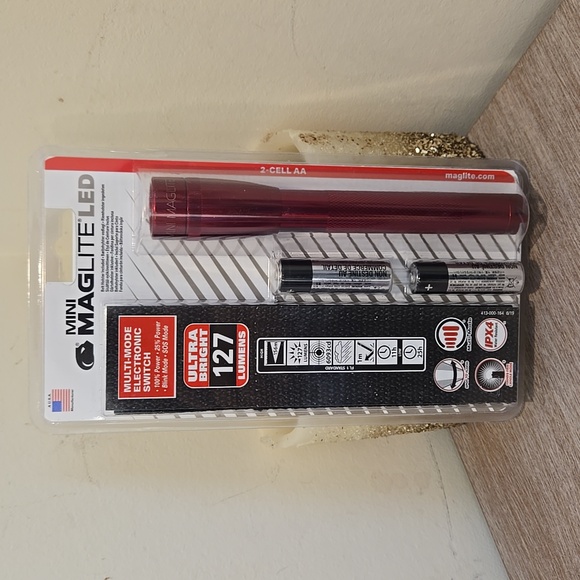 NEW Mini Maglite LED Flashlight Red - Picture 2 of 5